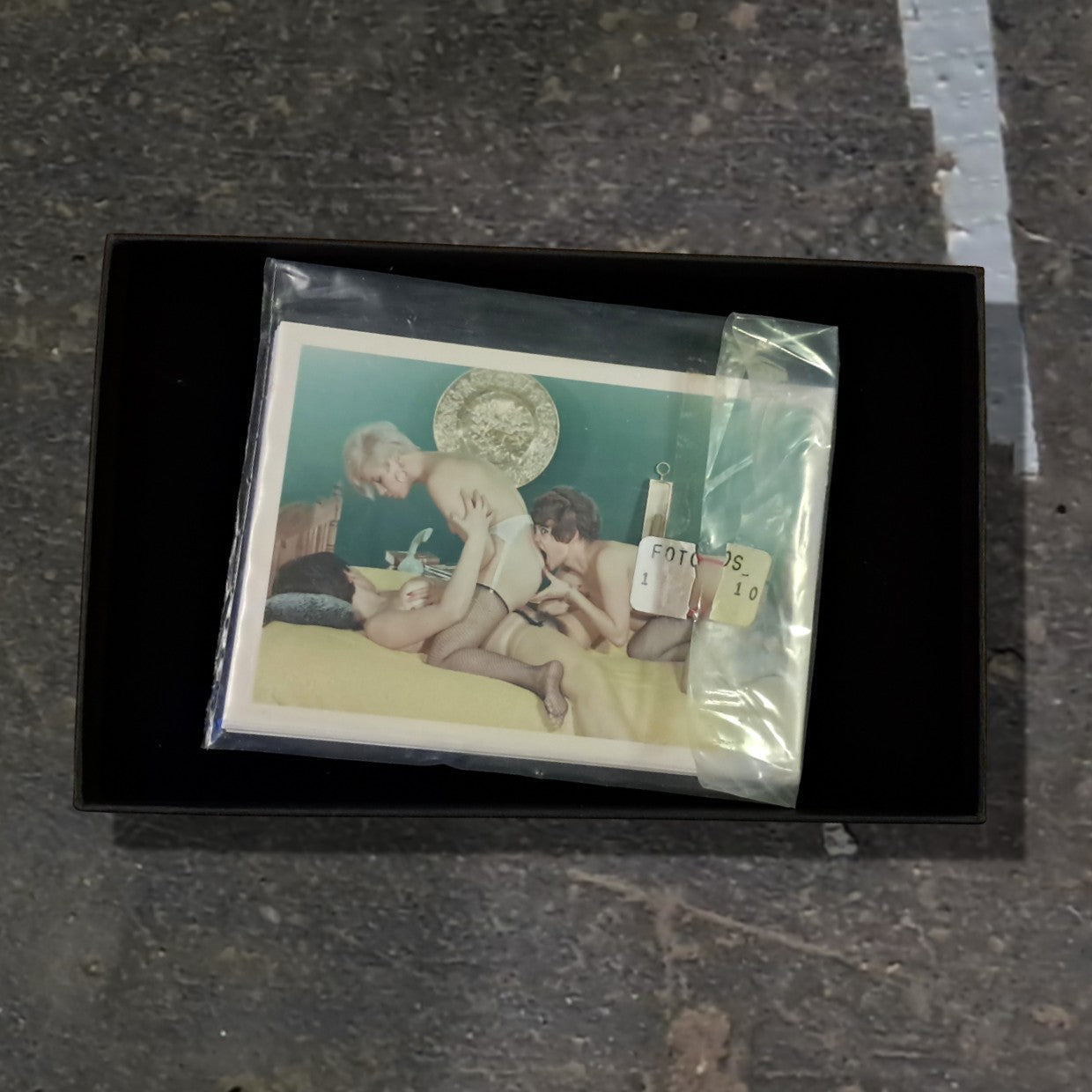 Photo cards in color - lesbian scene